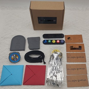 Set di Giochi Tradizionali Coreani, Dadi per Feste, Accessori Quadrati, Circolari e Triangolari, Gioco di Abilità Familiare in Plastica, Set Gonggi Jack in Confezione Regalo per Bambini - Product Image 1