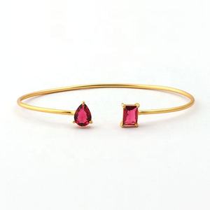 Bracelet manchette empilable réglable en pierre précieuse rose fuchsia délicate, plaqué or, classique, El Joyero India, cadeau de créateur pour elle - Product Image 1
