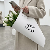 Sac à fleurs personnalisé au design moderne avec poignée, sac de transport pour bouquet en papier blanc, pour un emballage floral élégant à tenir à la main