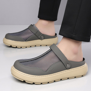 Zuecos de hombre con punta redonda, color negro sólido, forro de malla, suela de EVA, zapatos casuales de verano para exterior, fáciles de poner. - Product Image 3
