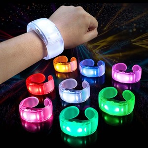Bracelet LED en silicone personnalisé avec logo, activé par le son, pour événements, concerts et fêtes - Product Image 1