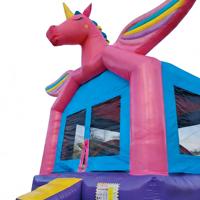 Château gonflable DST Unicorn Pegasus en PVC, capacité supérieure à 500 kg, dimensions 4x4x4 m, ailes arc-en-ciel, thème rose/bleu/violet