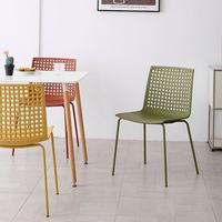 Chaise ergonomique durable en polypropylène noir et blanc, dossier respirant, chaises de salle à manger empilables en plastique colorées avec pieds en métal