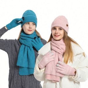 Nouvel ensemble hiver 3 pièces pour femme : bonnet tricoté, écharpe polaire épaisse et gants de protection auditive - Product Image 1