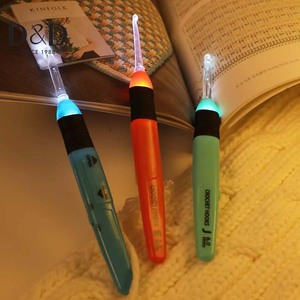 Juego <span class=keywords><strong>de</strong></span> Agujas <span class=keywords><strong>de</strong></span> Ganchillo <span class=keywords><strong>de</strong></span> Plástico con Luz LED, Multifuncionales, Mango Ergonómico, para Tejer Hilos, Coloridas, para Principiantes en Amigurumi, Venta al Por Mayor, Moda - Product Image 4