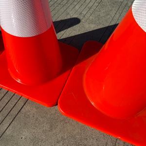 Cono di Sicurezza in PVC all'Ingrosso con Nastro Altamente Riflettente 65CM - Product Image 2