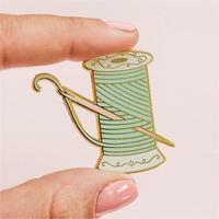 Broche personnalisée en émail dur doré en forme de bobine de fil et d'aiguille, cadeau pour les retraités, OEM ODM
