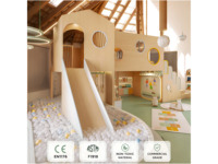 Équipement de jeu intérieur en bois OEM/ODM pour enfants avec piscine à balles, toboggan en bois et coin de jeu de rôle pour centres de divertissement familial et centres commerciaux