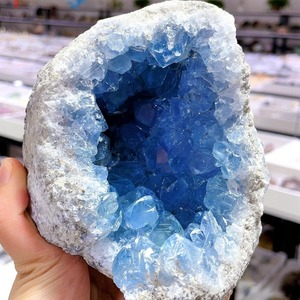 Décoration d'intérieur Feng Shui : Grappe de cristal bleu naturel, spécimen minéral azuré, pierre brute gravée, en forme d'ange - Product Image 4