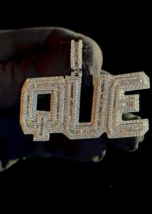 Pendentif en diamant personnalisé QUE à forte demande avec des pierres scintillantes, cadeaux de bijoux personnalisés parfaits pour les hommes et les femmes - Product Image 5