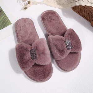 Pantoufles d'intérieur en coton léger pour femme, chaudes et douillettes en fausse fourrure, élégantes avec cristaux décoratifs - Product Image 4