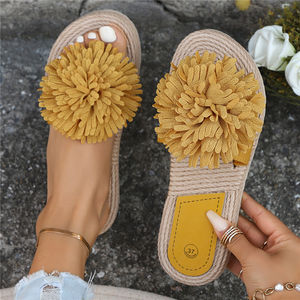 2025 крутые розовые женские сандалии Большие размеры удобные пляжные туфли с цветочным узором на плоской подошве весенние трендовые противоскользящие - Product Image 1