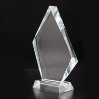 Plaque en cristal géométrique haut de gamme avec bords facettés et surface vierge pour gravure laser personnalisée, trophée en cristal