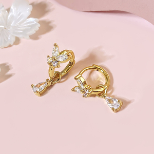 Listos para Enviar, Lindos y Modernos Pendientes de Aro con Mariposa de Circonita Cúbica Chapados en Oro de 18K para Mujer - Product Image 3