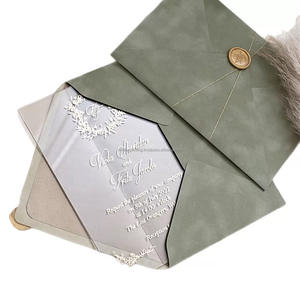 Invitación de Boda Elegante en Acrílico Transparente con Impresión en Vainilla, Sobre Verde Salvia, Impresión en Dorado con Letras en Relieve, Impresión UV Personalizada - Product Image 3