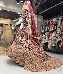 Vestido de novia de lujo con corte en cola, bordado, de alta demanda, con dupatta de diseñador para mujer, disponible para la venta. - Product Image 3