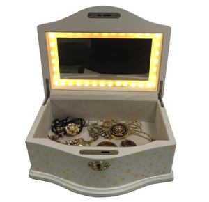Grande boîte à bijoux en bois avec serrure pour femmes et filles, pour bagues, colliers, bracelets, finition mate avec motif flocon de neige et étoile, et éclairage intégré. - Product Image 1