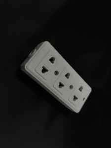 Enchufe Triple VGT, Accesorios Eléctricos con Luz - Product Image 4