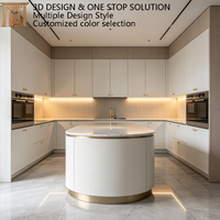 Meuble de cuisine haut de gamme moderne en contreplaqué, laqué beige brillant, avec îlot, poignées dorées, évier et éclairage intégré