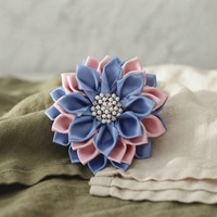 Broche Fleur en Alliage de Zinc avec Pétales en Ruban de Satin Rose Clair et Bleu, Inspirée de la Sororité Gamma Phi, pour Mariage