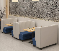 Ensemble table et chaises de restaurant sur le thème western, en bois massif et cuir, banquette 2-4 places, orange, durable et écologique
