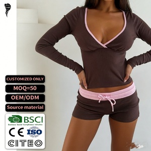 Conjunto Casual de 2 Piezas con Bloques de Color OEM: Camiseta de Manga Larga con Cuello en V y Pantalones Cortos de Talle Bajo, Conjunto Sexy de Estilo Urbano para Mujer - Product Image 1