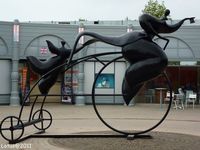 Figurine en métal de l'art moderne bronze statue de vélo abstraite de Jean Louis Toutain à vendre