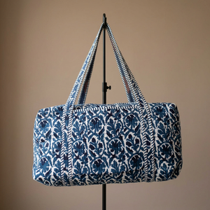 Sac de voyage de luxe en coton matelassé imprimé floral bleu, grande capacité, avec fermeture éclair, idéal pour le week-end - Product Image 3