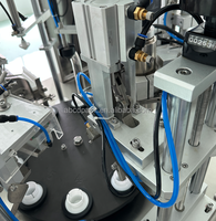 Machine de remplissage et de scellage automatique rotative pour tubes souples avec fonction de découpe pour crèmes et onguents cosmétiques