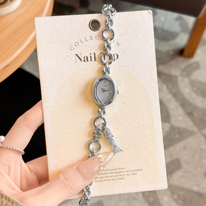 Montre-bracelet vintage pour femme avec pendentif abeille en or et quartz - Product Image 5