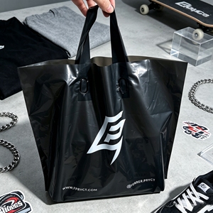 Sacs shopping en plastique noir personnalisés avec poignée souple, logo imprimé, réutilisables, sacs cadeaux pour boutique de vêtements - Product Image 1