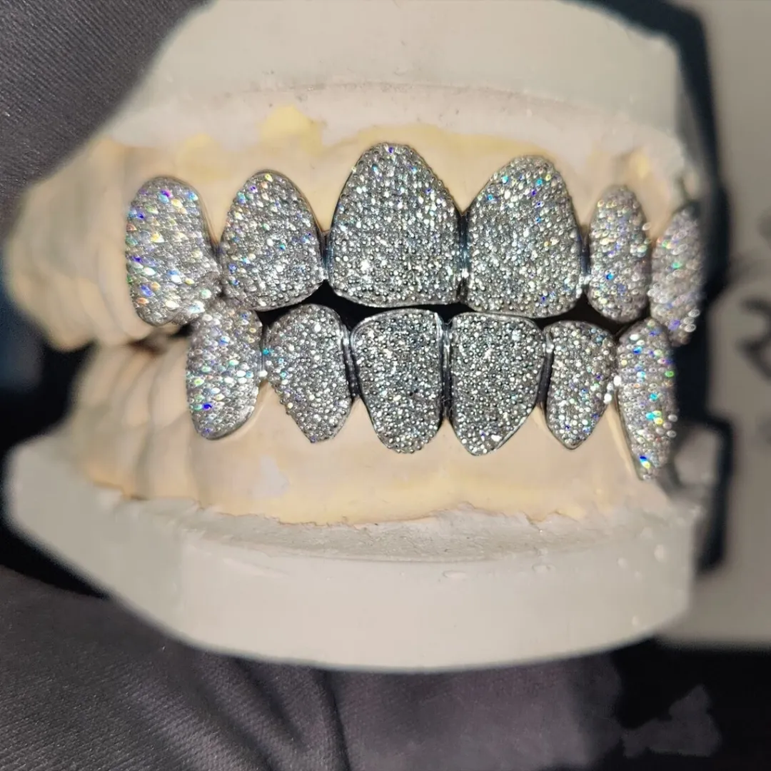 10K 14K 18K Vvs Moissanite Grillz Dientes de oro personalizados Grillz con corte brillante redondo Hip Hop Diamond Grillz para hombres y mujeres