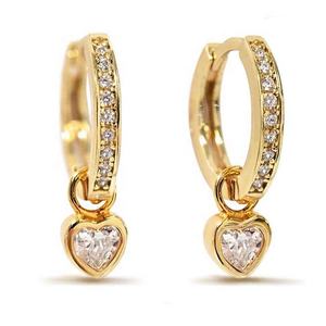 Elegante Neue Huggie-Creolen aus 925er Sterlingsilber, 18K vergoldet, mit kleinen Herz-Anhängern in Zargenfassung für Damen zur Hochzeit - Product Image 1