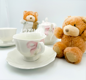 <span class=keywords><strong>Set</strong></span> da Tè in Ceramica con Teiera da 500 ml e <span class=keywords><strong>Due</strong></span> Tazze da 250 ml con Piattino, Design Carino con Fiocco, Prezzo all'Ingrosso - Product Image 4