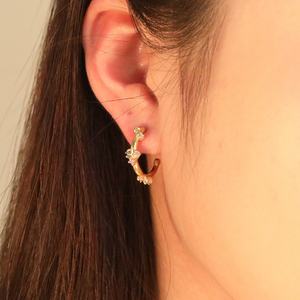 ต่างหูแฟชั่นฮิปฮอปคลาสสิกสำหรับผู้หญิง ประดับเพชรหลากสี ชุบทอง ทำจากสแตนเลส รูปทรงตัว C - Product Image 4