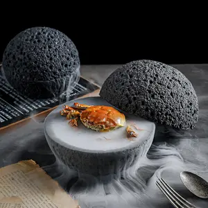 Benzersiz siyah volkanik kaya topu şekli soğuk yemekler deniz ürünleri suşi Sashimi gösterisi plaka restoran yemeği servis tabağı
