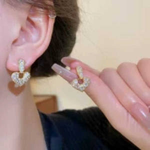 Tendance géométrique feuille conception alliage cristal boucles d'oreilles à clipser pour femmes et filles Offre Spéciale en gros bijoux de mode - Product Image 1