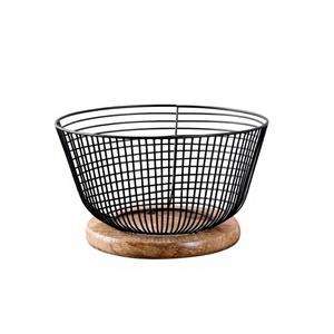 Panier à fruits en fil métallique noir avec base en bois de manguier, bol de rangement décoratif pour comptoir de cuisine - Product Image 1
