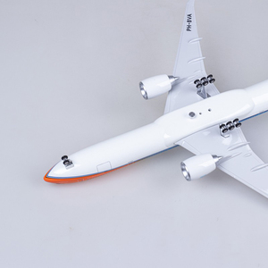 Modelo de Avión YiGuan de Resina Fundida a Presión 777 Royal Netherlands de 47 cm 1/157 con Iluminación LED Simulada y Sonido Controlado, Regalo Empresarial - Product Image 2