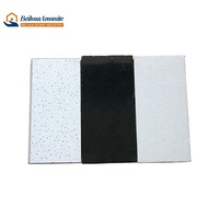 Plaques de plafond carrées modernes perforées en fibres minérales acoustiques ignifuges noires 2x4 pour centres commerciaux, hôtels, hôpitaux et appartements