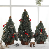 Nouvelle Décoration de Bureau Mini Arbre de Noël Vert de 26cm, 30cm, 35cm avec Neige Artificielle et Petits Fruits Rouges en Pot sur Piquet en Bois