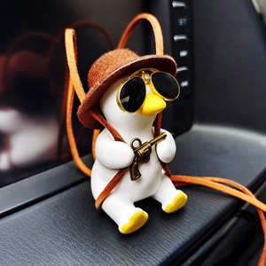 Pendentif de rétroviseur de voiture en forme de canard de Cowboy, décoration de voiture, dessin animé de canard de Revolver Super Cool, pendentif de décoration de voiture, cadeau d'ornement automatique - Product Image 1
