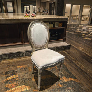 Стильный винтажный обеденный стул из массива дерева Louis с элегантной сетчатой спинкой для отелей дома и гостиной - Product Image 4