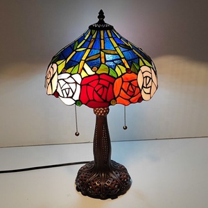 Lámpara de Techo LongHuiJing de 12 Pulgadas, Estilo Mediterráneo Europeo, con Cúpula de Vidrio Tiffany con Diseño Floral, Base de Aleación de Zinc, LED Flexible, Diseño Simple - Product Image 2