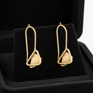 Modernos Pendientes de Aro Dobles Triangulares en Oro Cepillado, Geométricos, Minimalistas, Ligeros y Elegantes para Mujer - Product Image 1