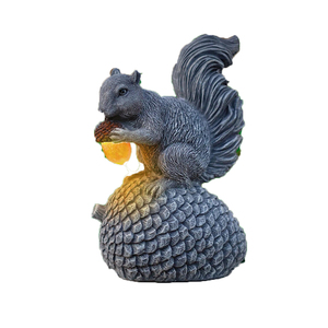 Estatua de jardín de conejo con energía Solar de fábrica BSCI con cartel de bienvenida y linterna colgante decoración al aire libre - Product Image 3