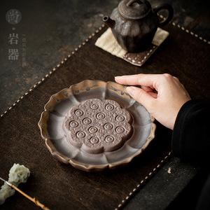 Plateau à thé en céramique rétro Wabi Sabi, forme irrégulière, fait main, texturé, pour support de théière, type de rangement pour l'eau - Product Image 1