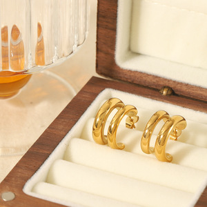 Pendientes Huggie en Forma de C de Doble Línea, Acero Inoxidable Chapado en Oro de 18K, Geométricos, Modernos y Versátiles - Product Image 1