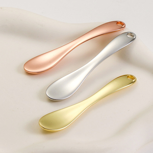 Mini cuillère de beauté en alliage de zinc avec logo personnalisé, applicateur de crème pour le visage, forme de pelle dorée, argentée, recyclable, outil de maquillage - Product Image 1