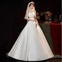 Robe de mariée bustier élégante en satin blanc simple, pour séance photo de mariage